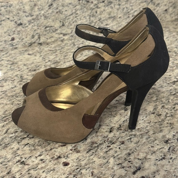 XAppeal Sangria Women’s Heels Brown And Black Faux Suede Size 8 - Picture 3 of 3